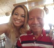 A jornalista e atriz Yin Yee Carneiro com seu saudoso pai Sun  Sun 