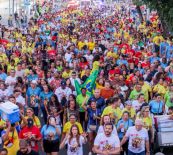 Multidão nas avenidas do centro de Teresina 