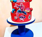 Bolo Fake de 2 andares com motivo Homem Aranha para Festa Infantil