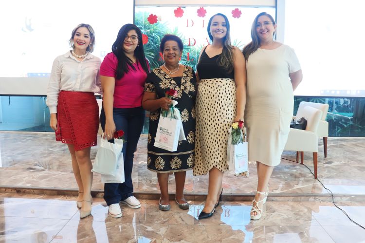 Mulheres reunidas no Grupo Geraldo Oliveira