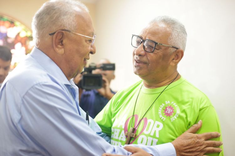 Prefeito de Teresina Dr. Pessoa abraça o Arcebispo Dom Juarez no lançamento da Caminhada da Fraternidade