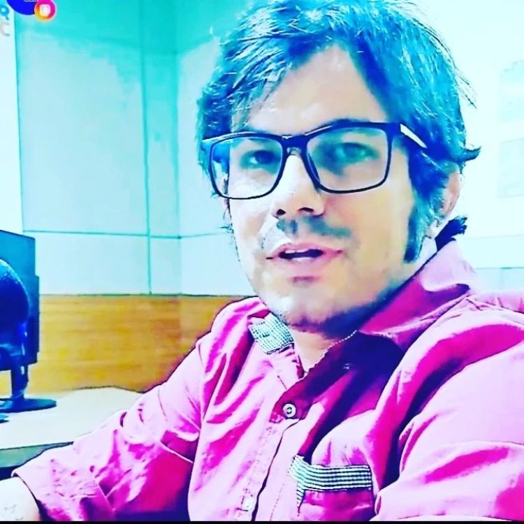 Ney Araujo canta no Café Hoots