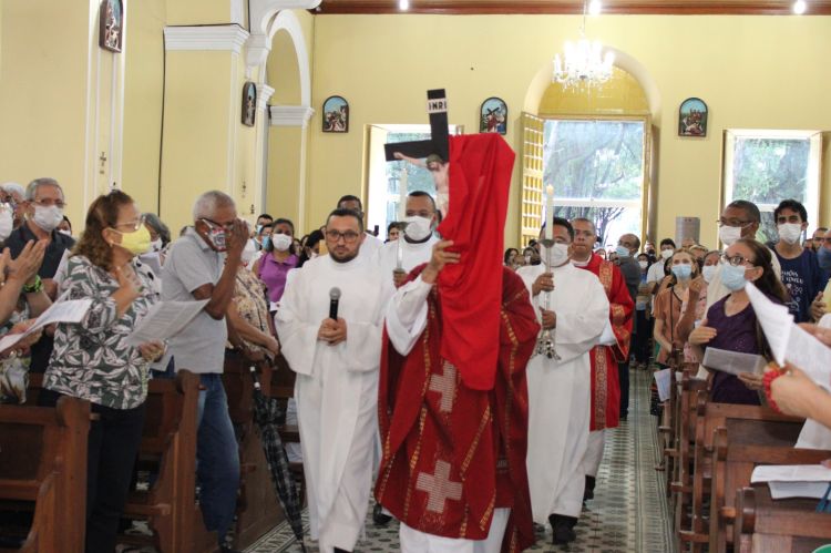 No Domingo de Páscoa (09) toda a comunidade católica é convidada a celebrar o momento que representa a vitória de Cristo 