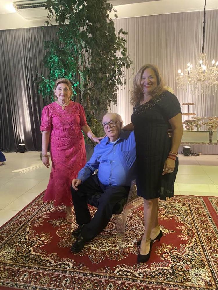 O aniversariante Homero Castelo Branco cercado de sua Hilma e a convidada Lisete Napoleão em festa de parabéns