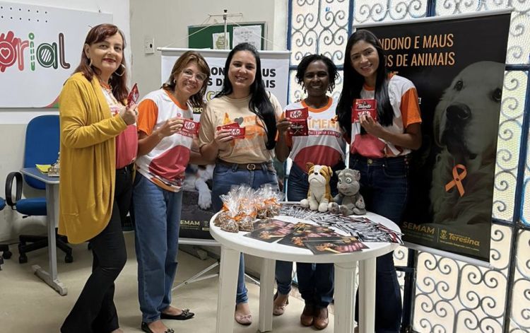No NEA, Claudia Veras, Naisis Castelo Branco, Zaira Fontinele, Iza Mata e Raylinne Xavier apresentam o material que será entregue na blitz da Frei Serafim. Foto (Ascom/Semam)