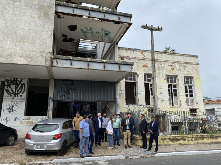 O prédio fica localizado no cruzamento entre as ruas Álvaro Mendes e Sete de Setembro