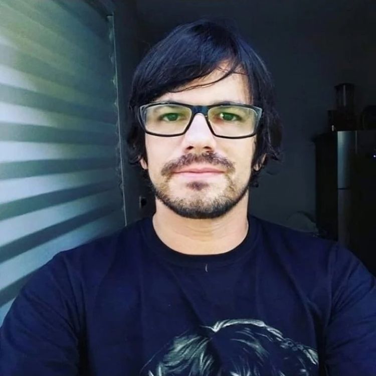 O músico piauiense Ney Araújo arrumando a bagagem para seguir para show em SP