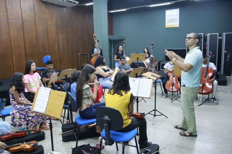  Luciano Freire comenta com orgulho que muitos alunos que entram no projeto apenas para aprender a tocar um instrumento, acabam se desenvolvendo e seguindo carreira
