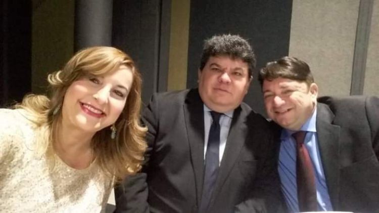 Na foto, a jornalista Dina Magalhães e o amigo publicitário Cândido Cândido Gomes Neto