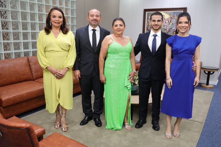Momento da posse do desembargador Agrimar Rodrigues com seus familiares 