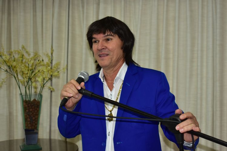 Roberto Carlos Cover: homenagem aos pais, com apresentação em agosto, no Clube dos Diários