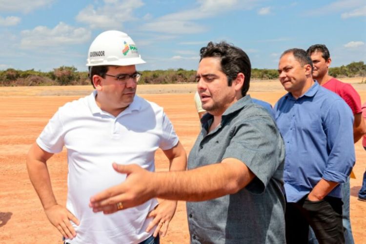 Durante reunião com o prefeito de Cajueiro da Praia, Felipe de Carvalho, o governador garantiu obras de infraestrutura para o município