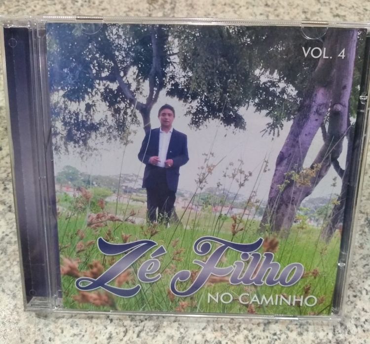 ZÉ FILHO: cantor romântico brega de volta à cena de shows em Teresina