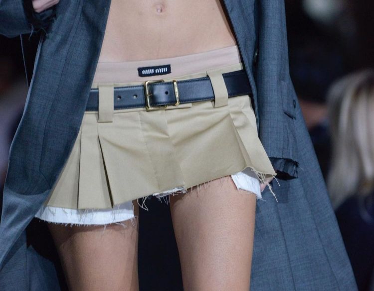 Nos desfiles: roupas infantis, moda casual, jeans, moda praia e acessórios