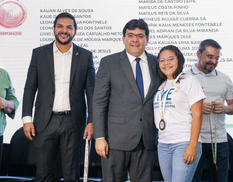 Rafael Fonteles premiou 193 estudantes medalhistas do I Torneio de Matemática das Escolas Estaduais do Piauí 