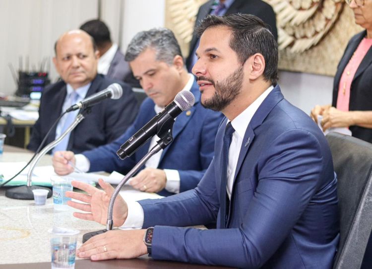 "Estamos em processo para adquirir 46 mil obras de autores piauienses que serão distribuídas nas escolas", diz Bandeira