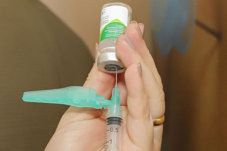 A vacina contra a gripe, por sua vez, pode ser tomada por qualquer pessoa acima dos 6 meses de idade
