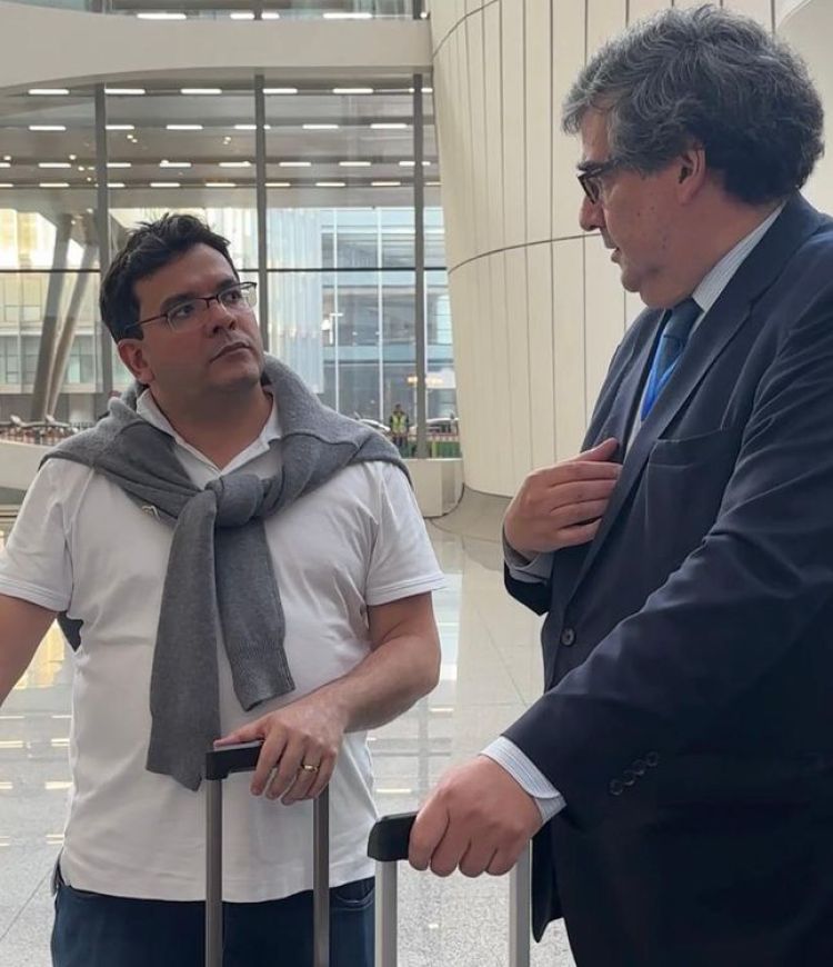 Rafael Fonteles sendo recebido no Aeroporto de Pequim