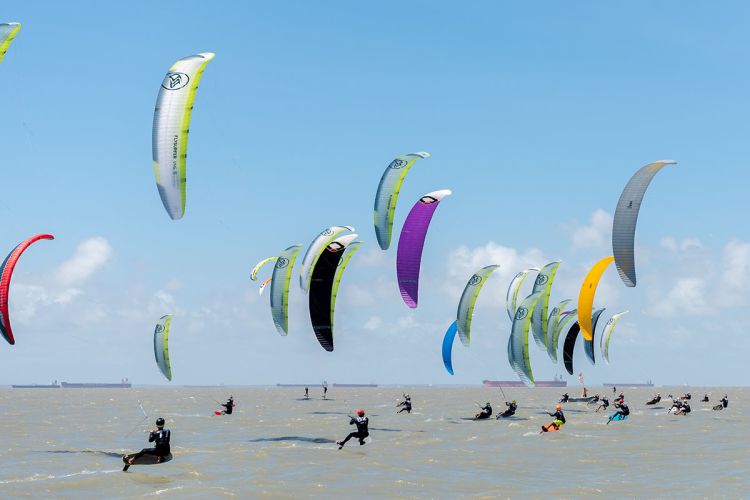 Missão: velejadores recolhem o lixo com intuito de conscientizar a todos sobre a importância da manutenção das praias limpas 