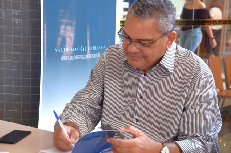 Como na edição anterior, lançada em junho deste ano, são 20 crônicas em homenagem a pessoas com quem o autor conviveu