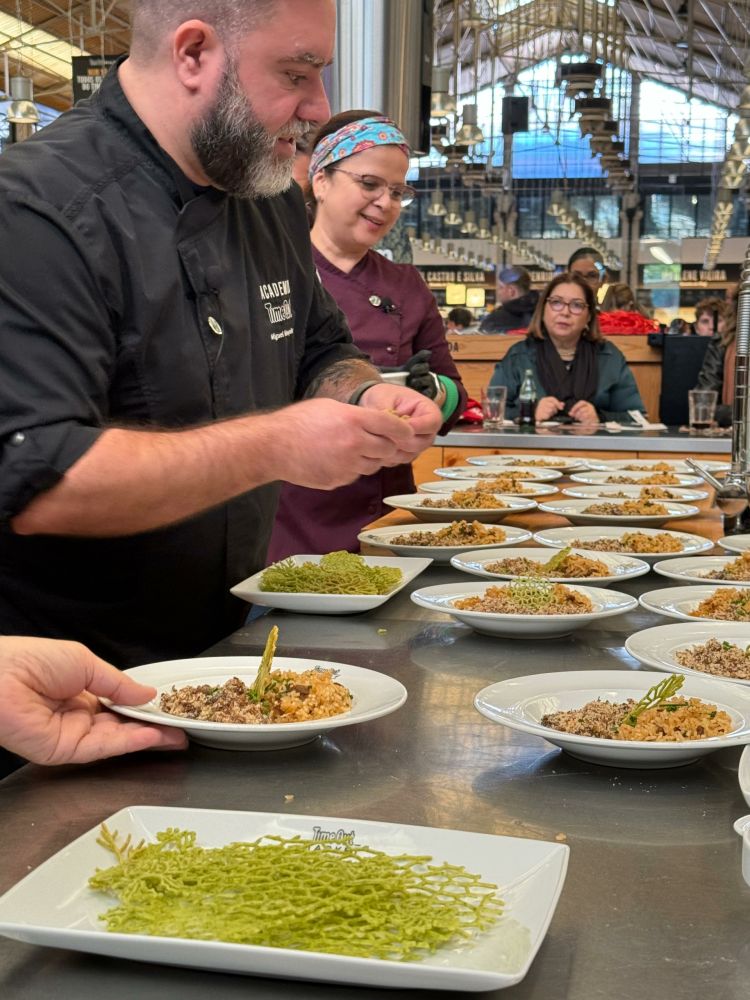 Ao fundo, conferindo o evento, a jornalista Graça Batista, do Sebrae Piauí