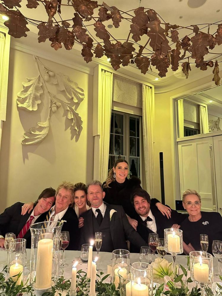 VIPS:  Ana Vitória Maluf (em pé) e o médico Ivan Rollemberg e o casal inglês, o músico Rod Stewart e de sua mulher, a modelo Penny Lancaster