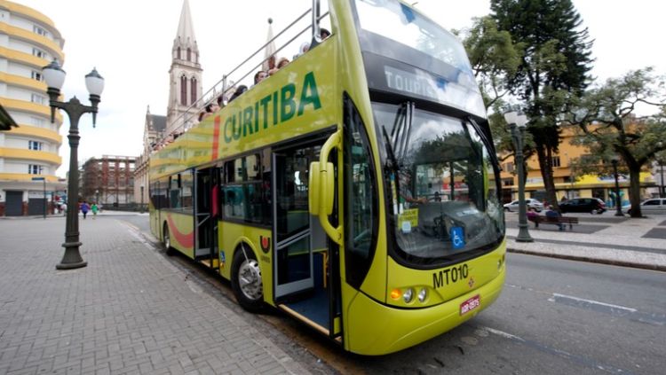 Na Praça Tiradentes, parada dos ônibus jardineira, em Curitiba, no embarque-desembarque com turistas