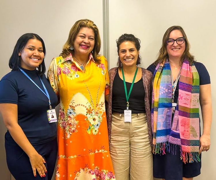 Zenaide Lustosa (a segunda da esq. para dir. no clic): encontro na Esplanada dos Ministérios, em Brasília