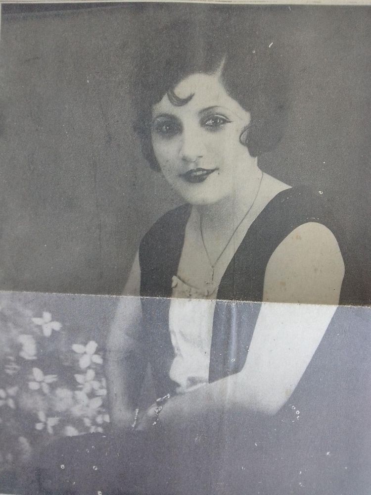 Isaura Le Lonnés em pose de estúdio em 1932, aos 18 anos