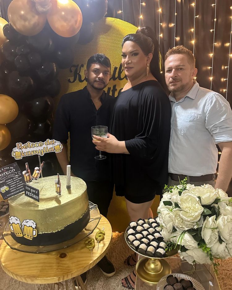 Kamylla Leite reuniu amigos para celebrar seu aniversário na semana