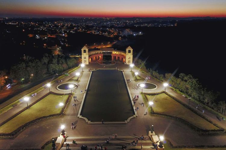 CURITIBA é conhecida como Capital Ecológica e pelos parques e praças bem cuidados para o povo curitibano e visitantes