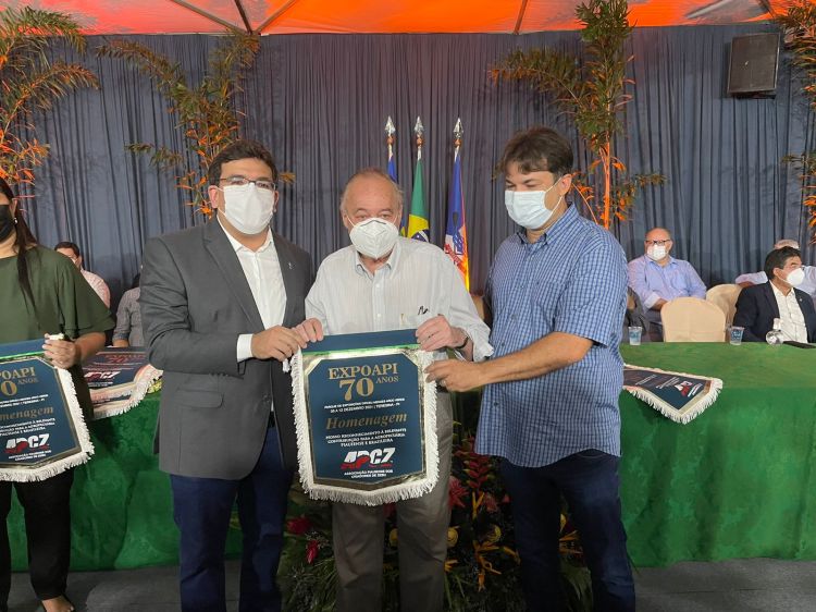 Freitas Neto recebe homenagem na Expoapi