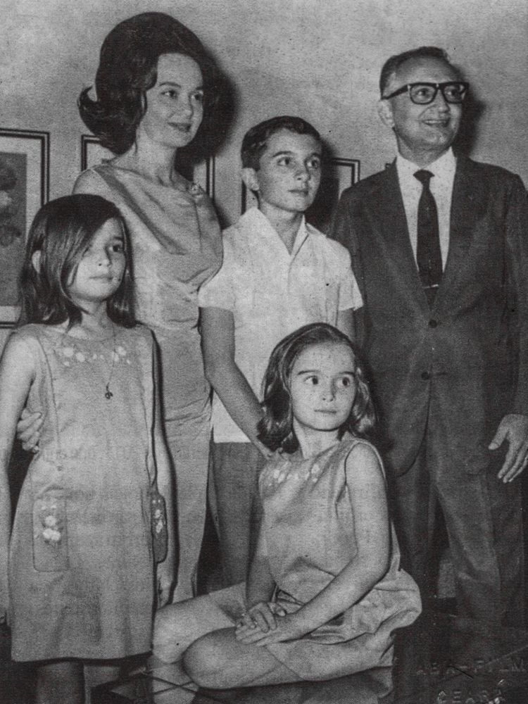 Lidya, Lucia, Jozias (filhos), Genu e Antonio Moraes Correia em clic Álbum de Família nos anos 60