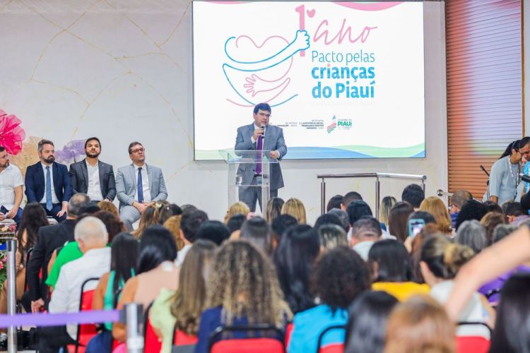  Na ocasião, ao lado da primeira-dama Isabel Fonteles, coordenadora do Pacto, o governador Rafael Fonteles anunciou a construção de unidades do Lar da Criança em Parnaíba, Picos e Floriano.