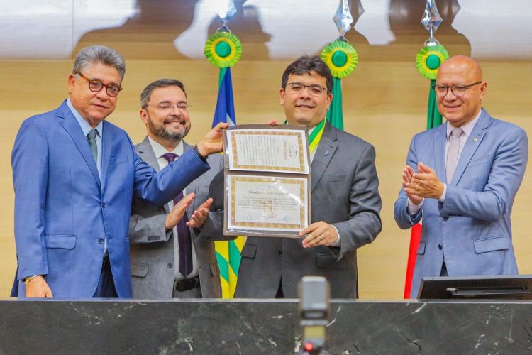 Os deputados João Madison e Fábio Novo, o homenageado e o presidente da Alepi deputado Franzé