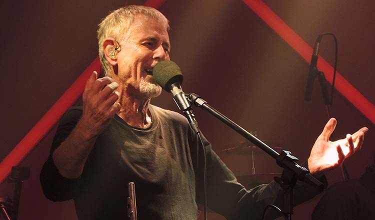 Ritchie comemora 40 anos do hit 'Menina Veneno'