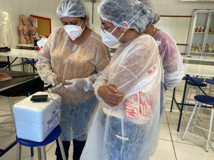 Com a autorização, a equipe do núcleo realiza a captação do tecido ocular