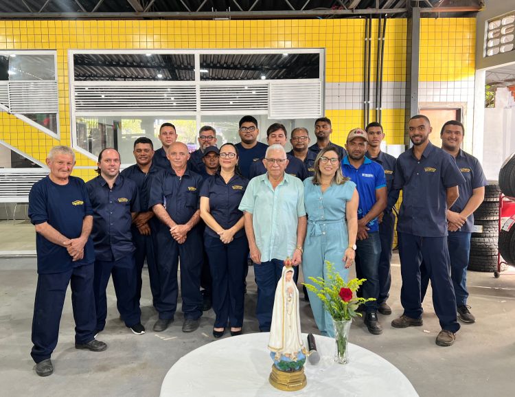 O empresário Geraldo Oliveira emoldurado pelos seus funcionários-colaboradores