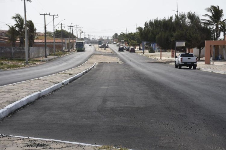 Falta a instalação de sinalização no local, com implantação de placas e pintura da via