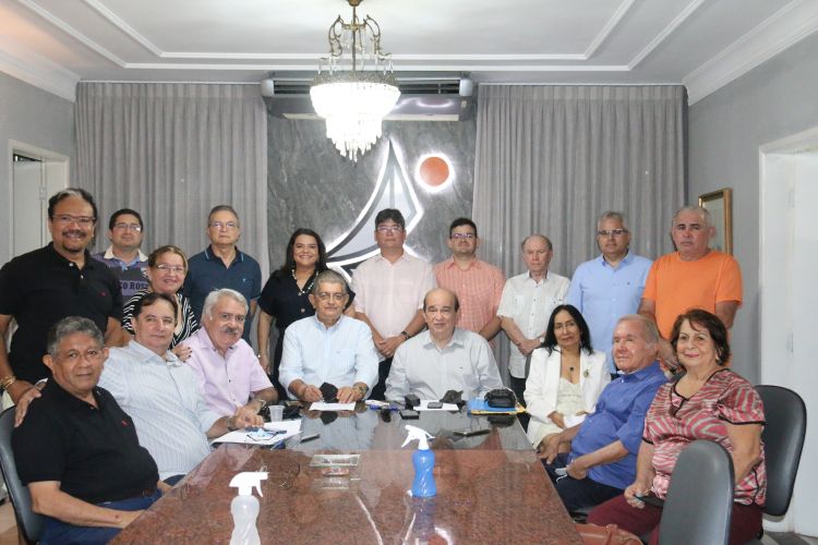   O novo Comodoro Tarcísio Freire com a sua nova Diretoria