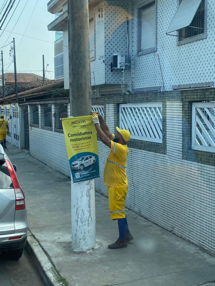 Em outros municípios do Brasil, propagandas irregulares são removidas de postes também