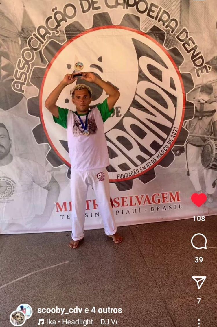 Scooby: o campeão de capoeira de parabéns pelo aniversário