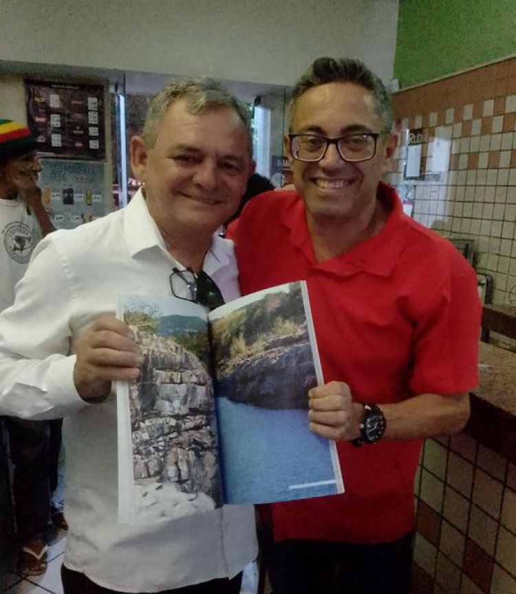 Paulo Barros e Fábio Teles com o livro Imagens do Piauí, com autógrafo do autor e fotógrafo