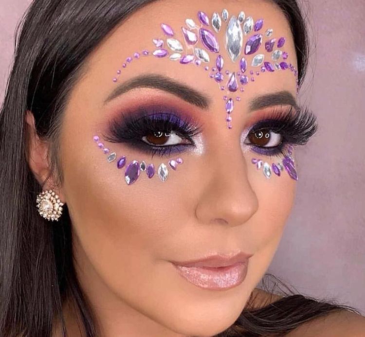 Make de folia para a Micarina.  Arrase na produção!!!
