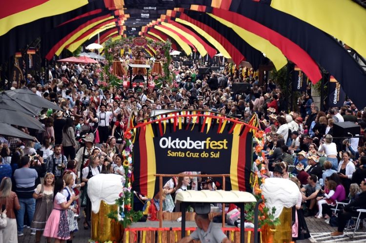 Além do consumo consciente na festa, a iniciativa permite reduzir o uso e descarte de garrafas plásticas