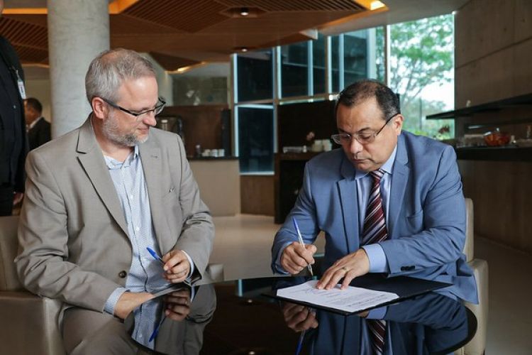  Evaldo Gomes (Solidariedade) e o diretor geral adjunto da organização Brücke Le Pont, Jens Rogge