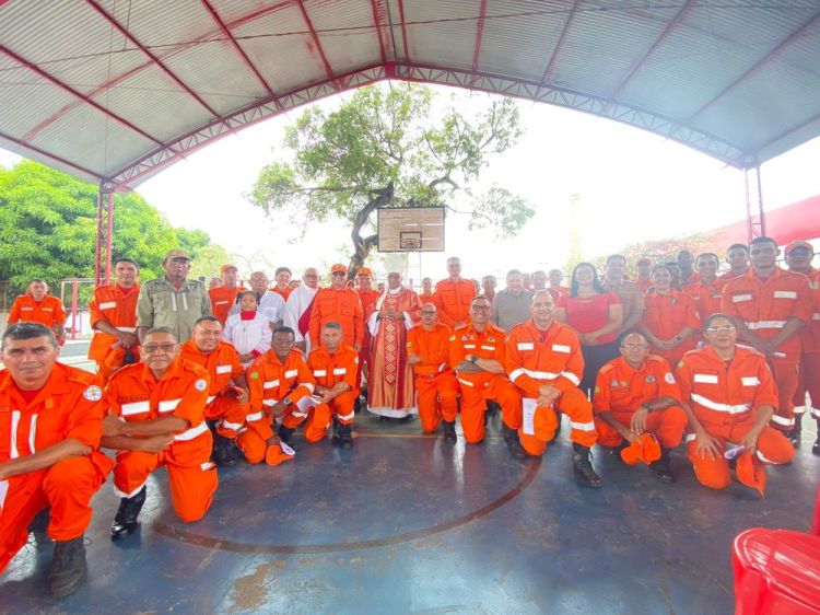 Bombeiros ladeiam o Arcebispo Metropolitano de Teresina, Dom Juarez Marques
