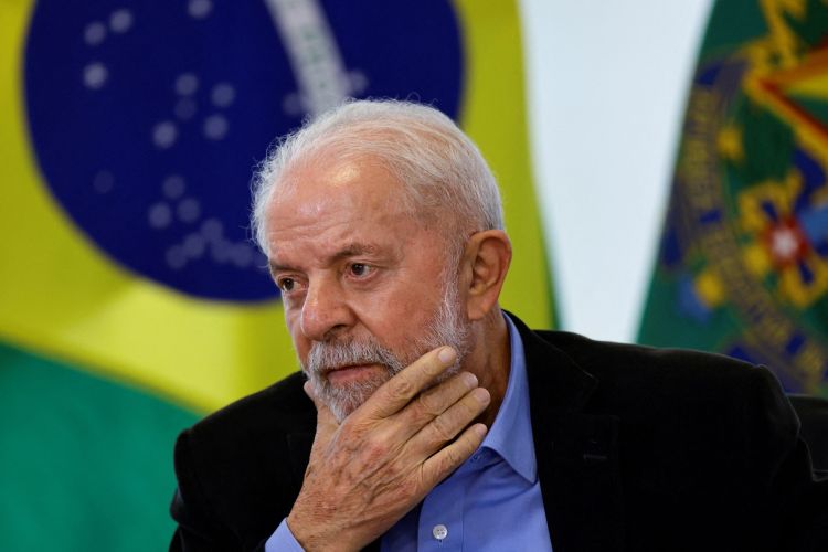Lula fica no Brasil