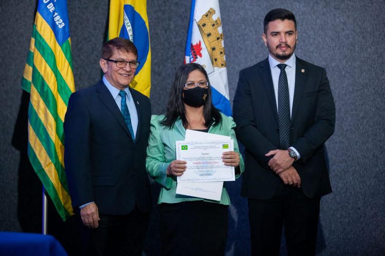 Ivanilda Cunha (centro) em momento de posse