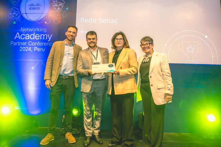 Representante do Senac DN recebe prêmio de lideranças da Cisco NetAcad / Foto: Acervo Cisco NetAcad.